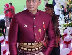 Menteri AHY Menangkan Busana Adat Terbaik pada Upacara Penurunan Bendera Sang Merah Putih