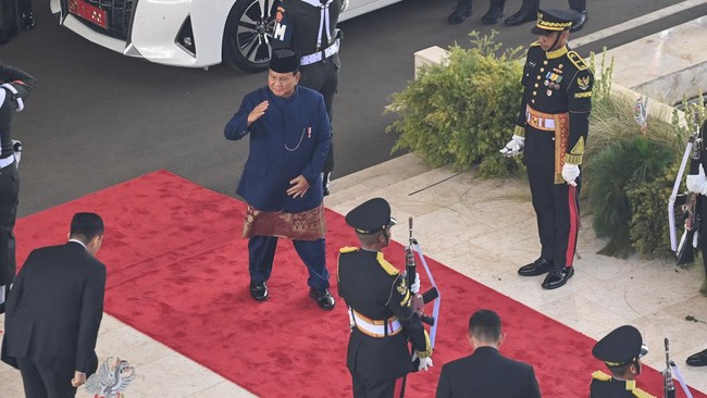 Kenakan baju adat Betawi, Prabowo Subianto tiba di Gedung MPR/DPR untuk pelantikan sebagai Presiden RI. (ANTARA FOTO)